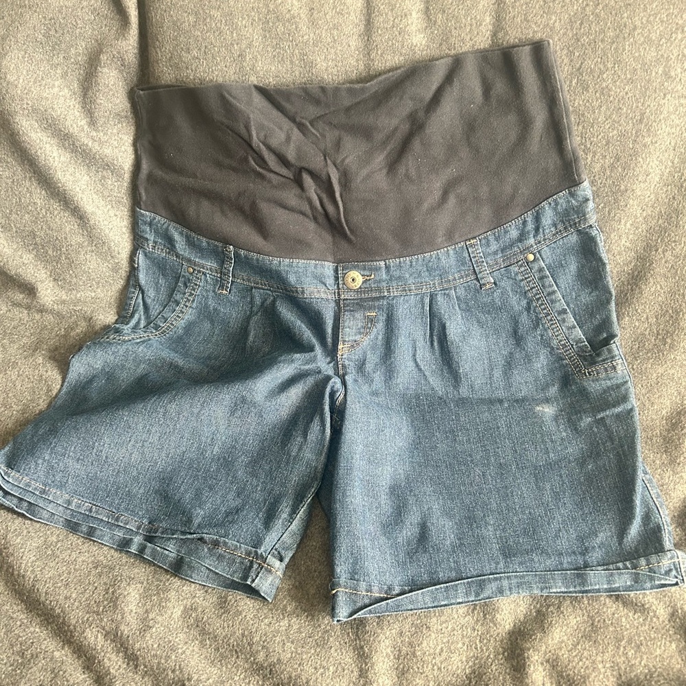 Thyme maternity denim shorts in EUC.